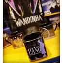 CANECA CUBO QUADRARDA WANDINHA - FAMILIA ADDAMS